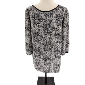 AB Studio Woman's Black White Chiffon Blouse Size M Keyhole Neck Back Slit Hi Lo